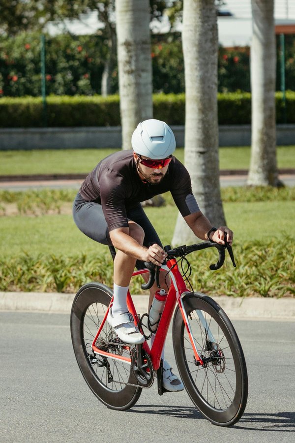 Sécurité à vélo : Pourquoi le casque est essentiel et comment bien le choisir ?